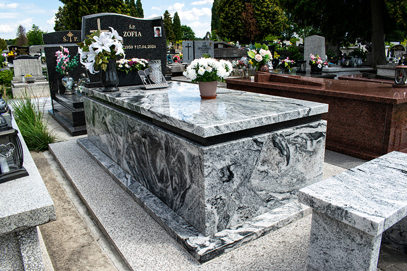 Chryzantema w zestawie z ławeczką