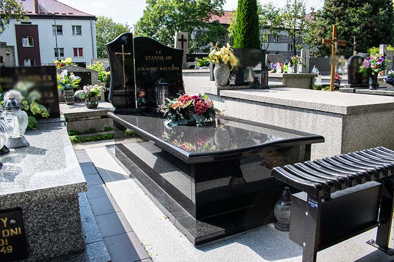 Chryzantema z granitu Star Galaxy i dwuczęściową napisówką