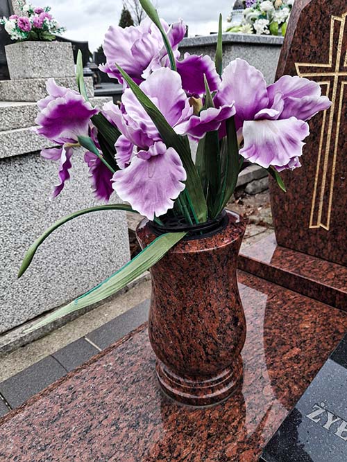 Wazon klasyczny komponujący się z nagrobkiem