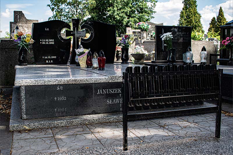 Pełnowymiarowy nagrobek na trumny z krawatem