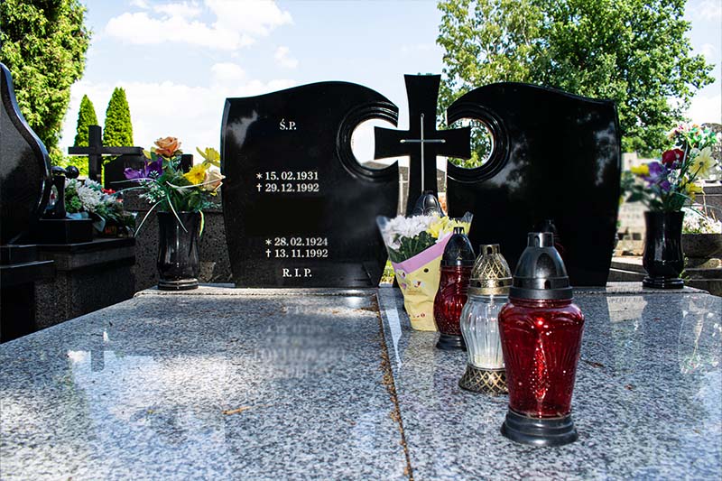 Napisówka z artystycznym kształtem wokół krzyża