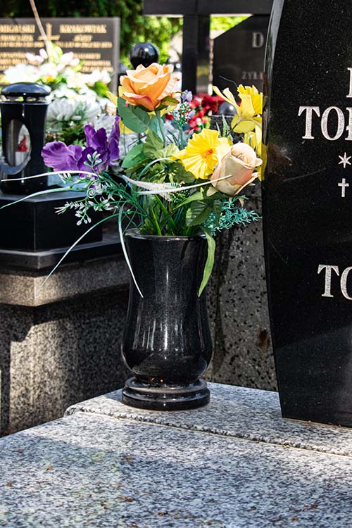 Wazony po dwóch stronach napisówki