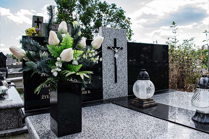 Wrzos z dwoma napisówkami oddzielonymi krzyżem i czarnym krawatem