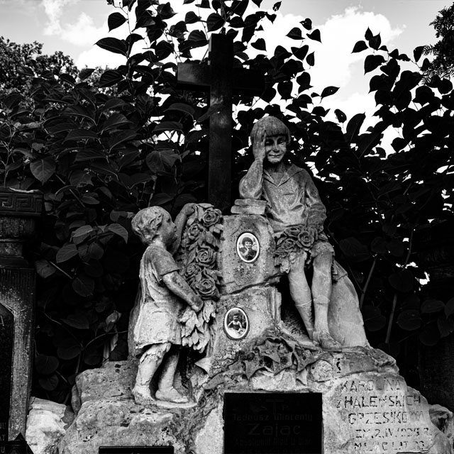 Zabytkowy nagrobek w Zagłębiu Dąbrowskim