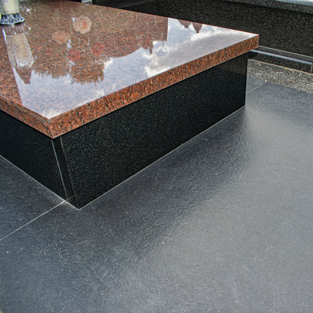 Antypoślizgowa posadzka wokół nagrobka na cmentarzu w Dąbrowie Górniczej