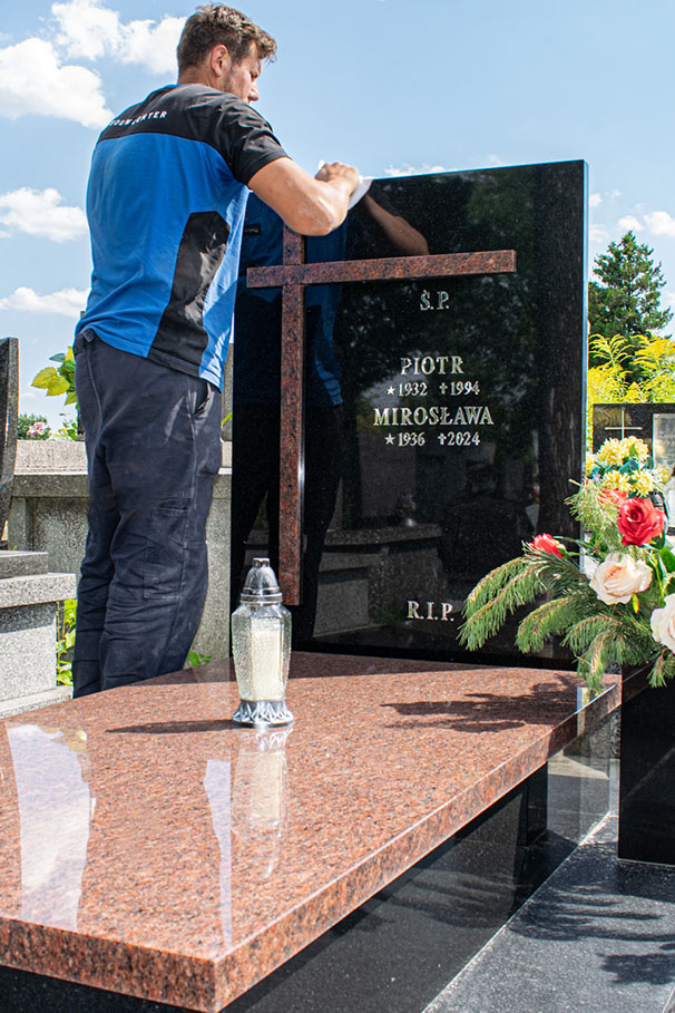 Czyszczenie płyty napisowej z granitu Monumental Black na dąbrowskim cmentarzu