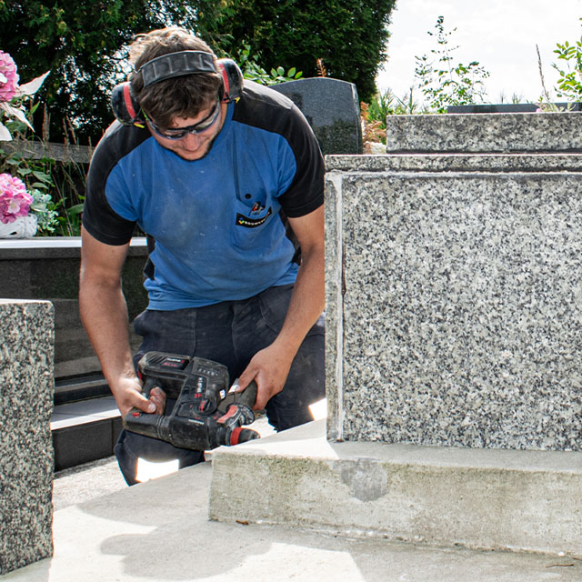 Renowacja starego pomnika rodzinnego